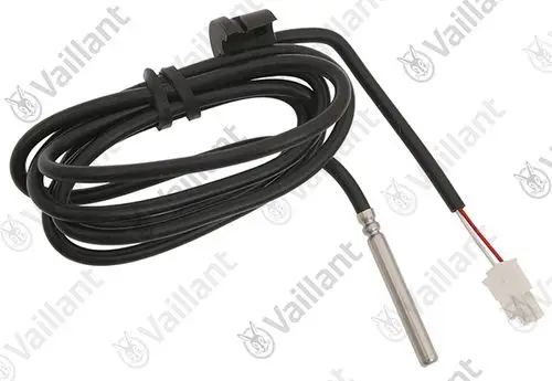 Fühler mit Kabelbaum von Vaillant, ausgestattet mit einem Metallstück zur Temperaturerfassung, angeschlossen an einen Steckverbinder. Kabel verläuft in schwarzer Ummantelung.